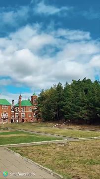 Замок Шереметева на берегу Волги в посёлке Юрино (Марий Эл) - один из самых необычных архитектурных ансамблей России