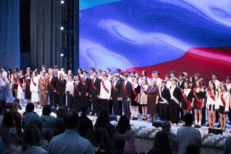 Владимир Сальдо: Особые слова в адрес выпускников сегодня прозвучали в школе № 5, где на сцене разворачивались сказочные события, Золушка и Принц, Король, Волшебник и другие сказочные герои рассказывали о выпускниках, пели о... Владимир Сальдо: Особые слова в адрес выпускников сегодня прозвучали в школе № 5, где на сцене разворачивались сказочные события, Золушка и Принц, Король, Волшебник и другие сказочные герои рассказывали о выпускниках, пели о...