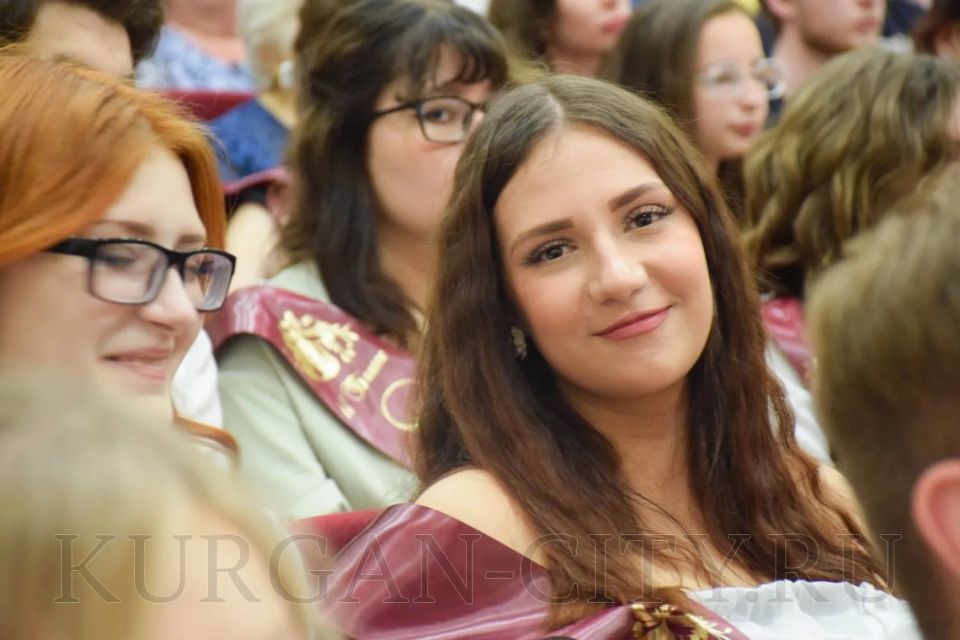 Владимир Сальдо: В школе № 48 сегодня с поздравлениями побывал заместитель главы города, директор департамента развития городского хозяйства Денис Давыдов Владимир Сальдо: В школе № 48 сегодня с поздравлениями побывал заместитель главы города, директор департамента развития городского хозяйства Денис Давыдов