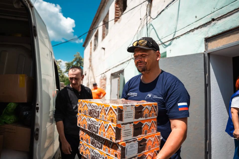 Единство тыла и фронта: помощь из разных регионов России прибыла в Херсонскую область Единство тыла и фронта: помощь из разных регионов России прибыла в Херсонскую область