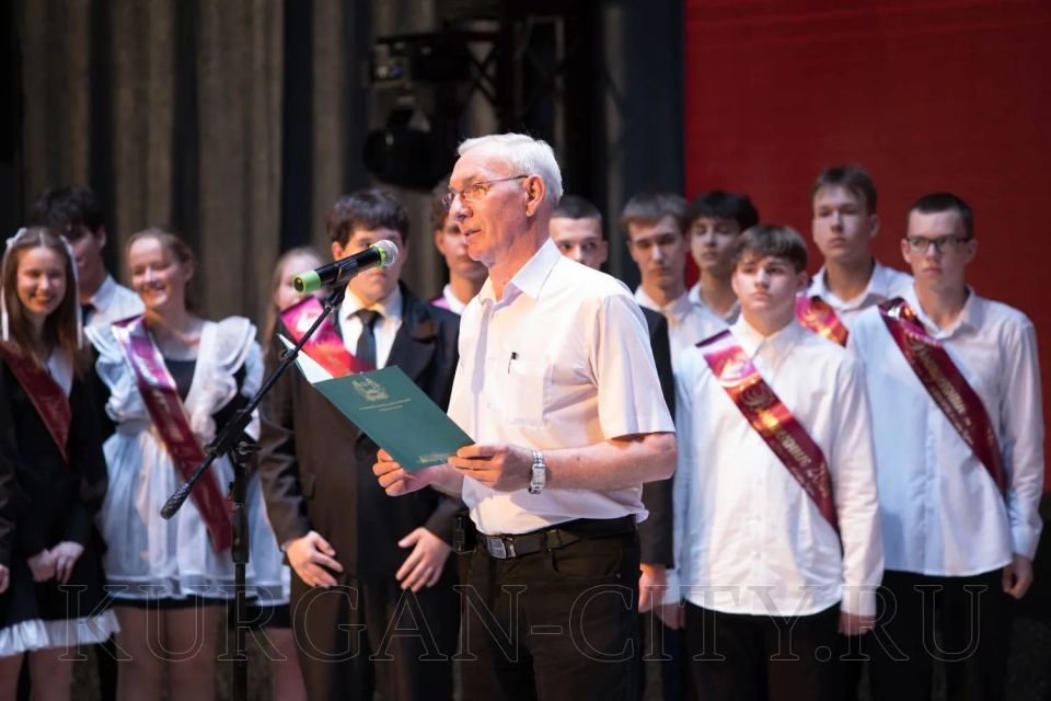 Владимир Сальдо: Особые слова в адрес выпускников сегодня прозвучали в школе № 5, где на сцене разворачивались сказочные события, Золушка и Принц, Король, Волшебник и другие сказочные герои рассказывали о выпускниках, пели о... Владимир Сальдо: Особые слова в адрес выпускников сегодня прозвучали в школе № 5, где на сцене разворачивались сказочные события, Золушка и Принц, Король, Волшебник и другие сказочные герои рассказывали о выпускниках, пели о...