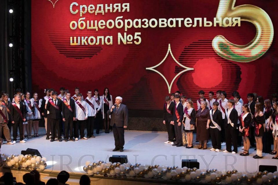 Владимир Сальдо: Особые слова в адрес выпускников сегодня прозвучали в школе № 5, где на сцене разворачивались сказочные события, Золушка и Принц, Король, Волшебник и другие сказочные герои рассказывали о выпускниках, пели о...