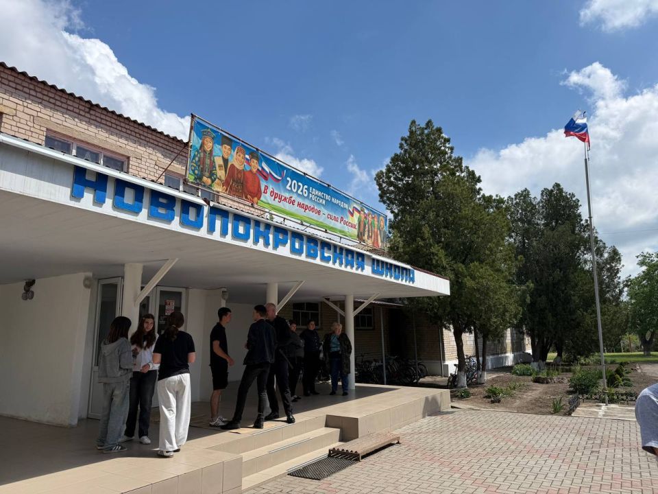 В преддверии праздника последнего звонка секретарь Новотроицкого местного отделения партии, глава администрации Евгения Кузьменко посетила Новопокровскую школу Новотроицкого муниципального округа В преддверии праздника последнего звонка секретарь Новотроицкого местного отделения партии, глава администрации Евгения Кузьменко посетила Новопокровскую школу Новотроицкого муниципального округа