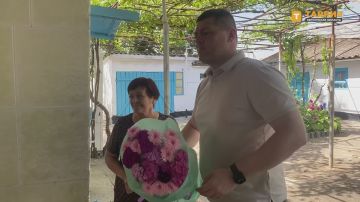 Участник предварительного голосования "Единой России" Евгений Соболев помог 100-летней Лялиде Бекировой получить удостоверение ветерана Великой Отечественной войны российского образца