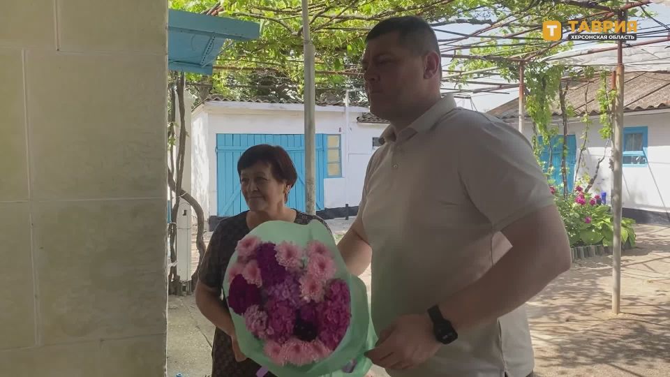 Участник предварительного голосования "Единой России" Евгений Соболев помог 100-летней Лялиде Бекировой получить удостоверение ветерана Великой Отечественной войны российского образца