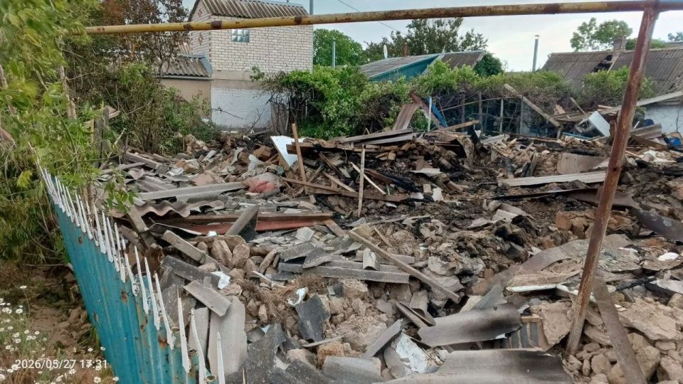 Частный дом уничтожен после сброса взрывчатки с вражеского БпЛА в городе Каховка, сообщил глава округа