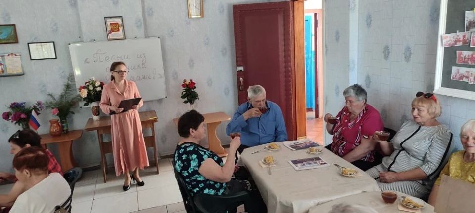 „Песня из дневника мамы“: мероприятие в рамках программы „Активное долголетие“ прошло в отделении дневного пребывания»