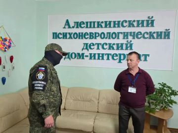 Офицеры 126-го военного следственного отдела СК России передали гуманитарную помощь в Алешкинский психоневрологический детский дом-интернат