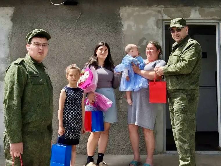 В преддверии Дня защиты детей офицеры СК России навестили многодетные семьи, проживающие в Каланчакском районе В преддверии Дня защиты детей офицеры СК России навестили многодетные семьи, проживающие в Каланчакском районе