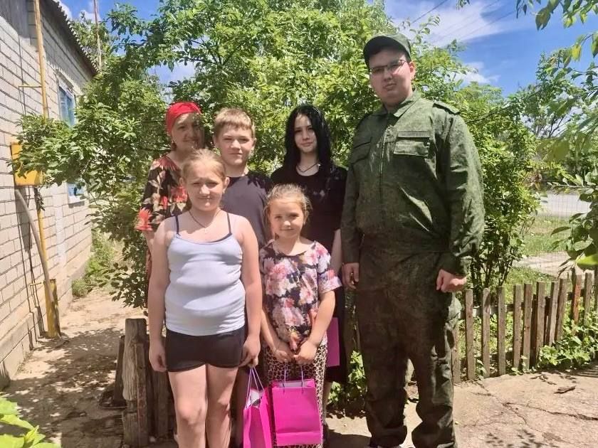 В преддверии Дня защиты детей офицеры СК России навестили многодетные семьи, проживающие в Каланчакском районе