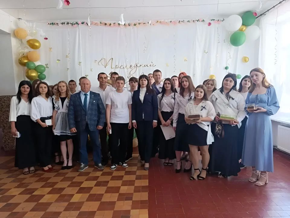 Депутаты «Единой России» посетили последний звонок в школе села Бехтеры