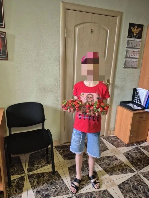 В Новой Каховке прошла первая акция «Клубничный день», приуроченная ко Дню защиты детей В Новой Каховке прошла первая акция «Клубничный день», приуроченная ко Дню защиты детей