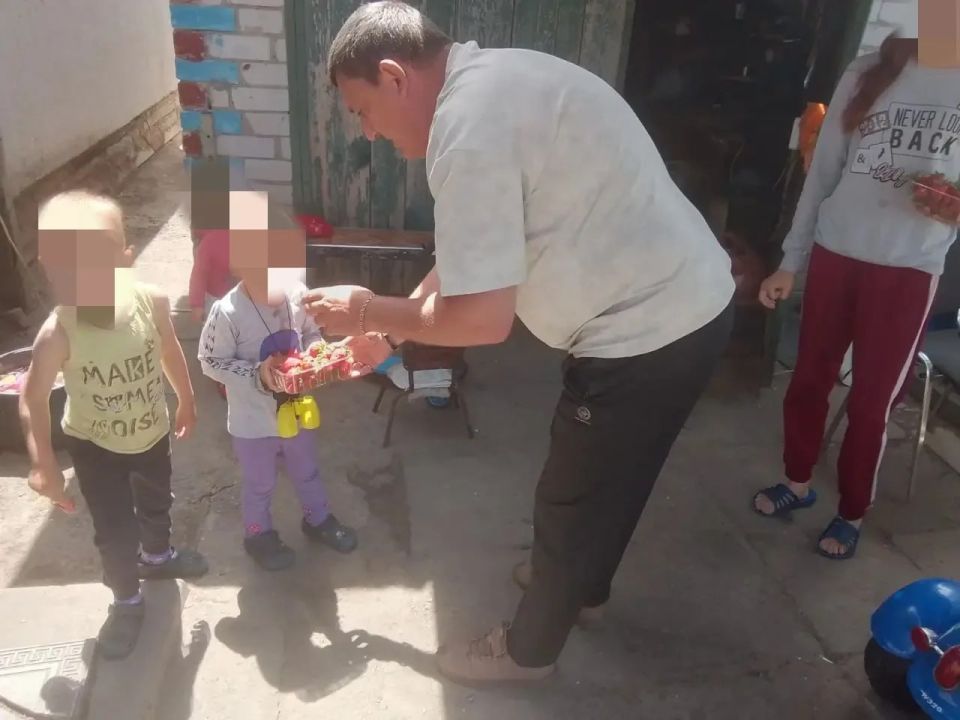 В Новой Каховке прошла первая акция «Клубничный день», приуроченная ко Дню защиты детей В Новой Каховке прошла первая акция «Клубничный день», приуроченная ко Дню защиты детей