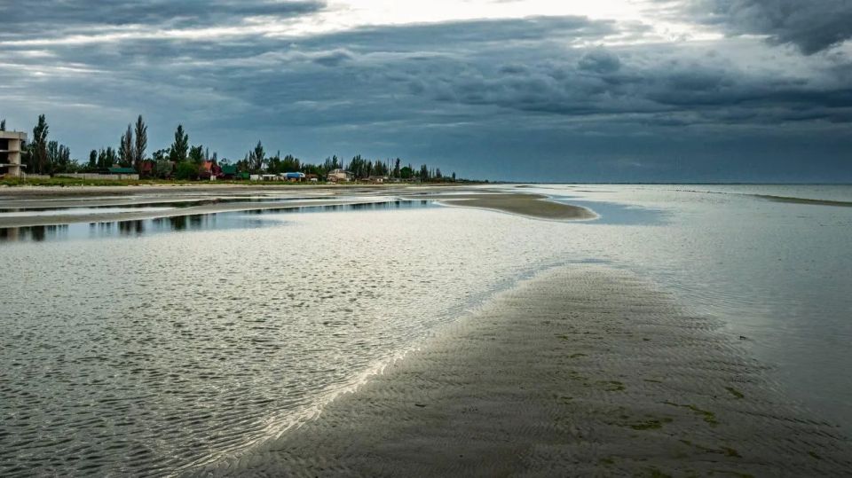 После затяжной весны пляжи на побережьях Азовского и Черного морей начинают готовиться к летнему сезону, сообщил губернатор Владимир Сальдо После затяжной весны пляжи на побережьях Азовского и Черного морей начинают готовиться к летнему сезону, сообщил губернатор Владимир Сальдо