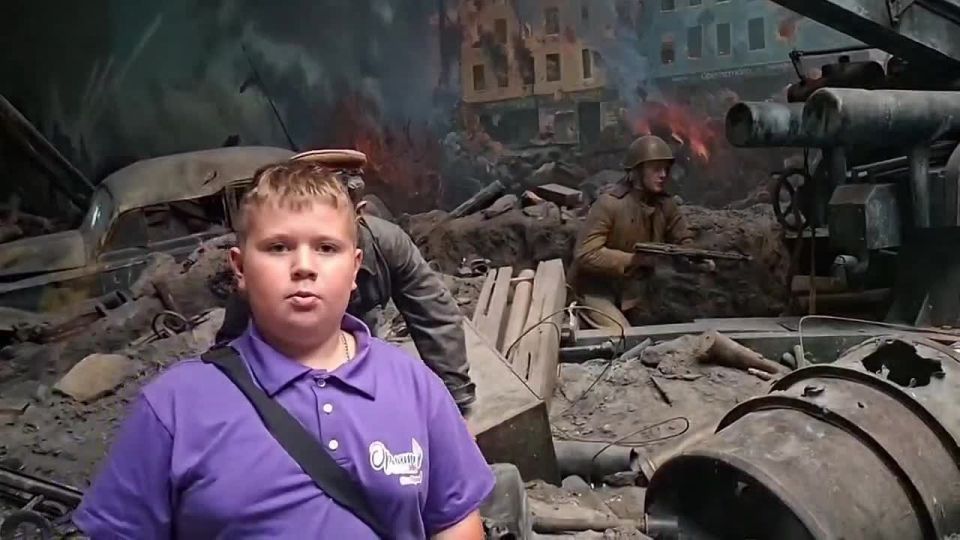 Тем временем «Орлята России» из Чаплинской школы № 1 рассматривают экспонаты в крупнейшем военно-историческом музее России! Своими впечатлениями поделился Алексей Гречко