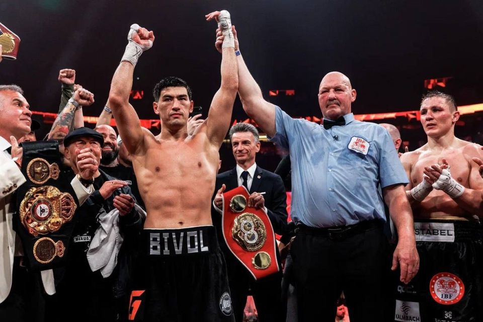 Дмитрий Бивол одержал победу и защитил титулы WBA, IBF и The Ring, бой состоялся на УГМК-Арене в Екатеринбурге и собрал почти 9 тысяч зрителей