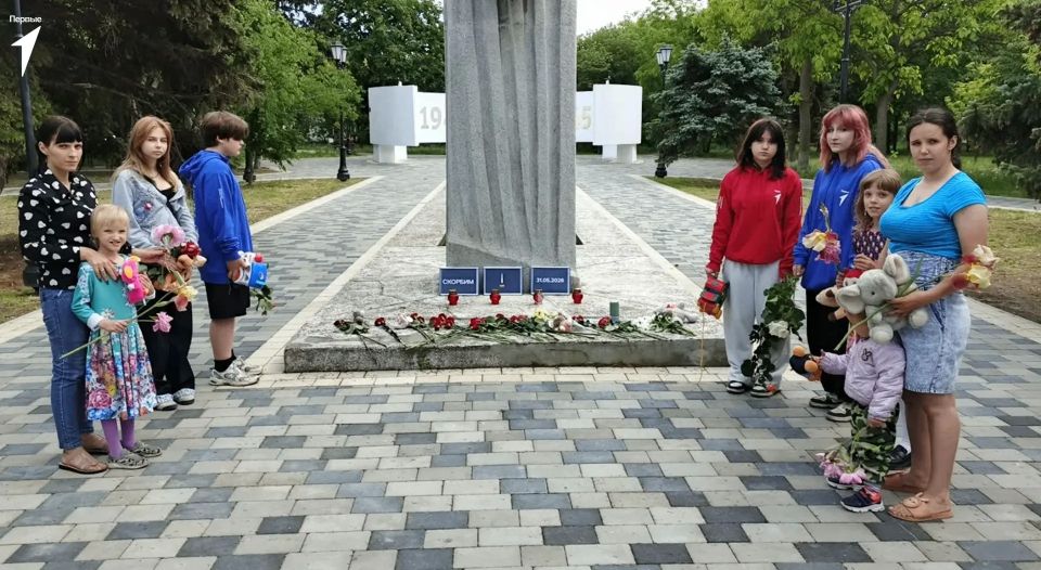 Первые Геническа возложили цветы в память о погибшем мальчике
