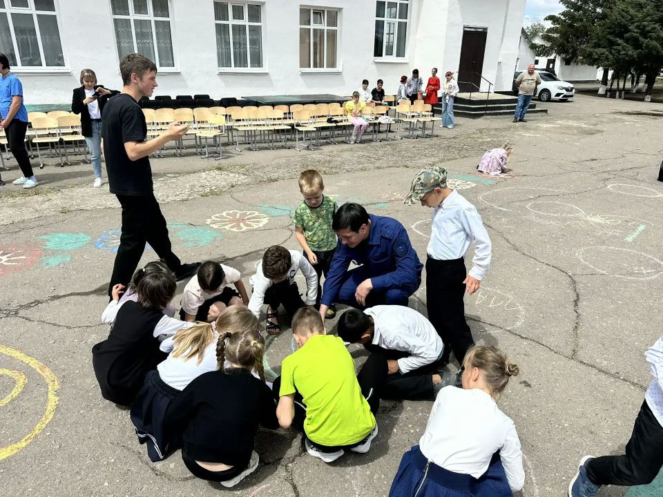 Работники прокуратуры Каланчакского района поздравили детей из Новокиевского социально-реабилитационного центра для несовершеннолетних с Международным днём защиты детей Работники прокуратуры Каланчакского района поздравили детей из Новокиевского социально-реабилитационного центра для несовершеннолетних с Международным днём защиты детей