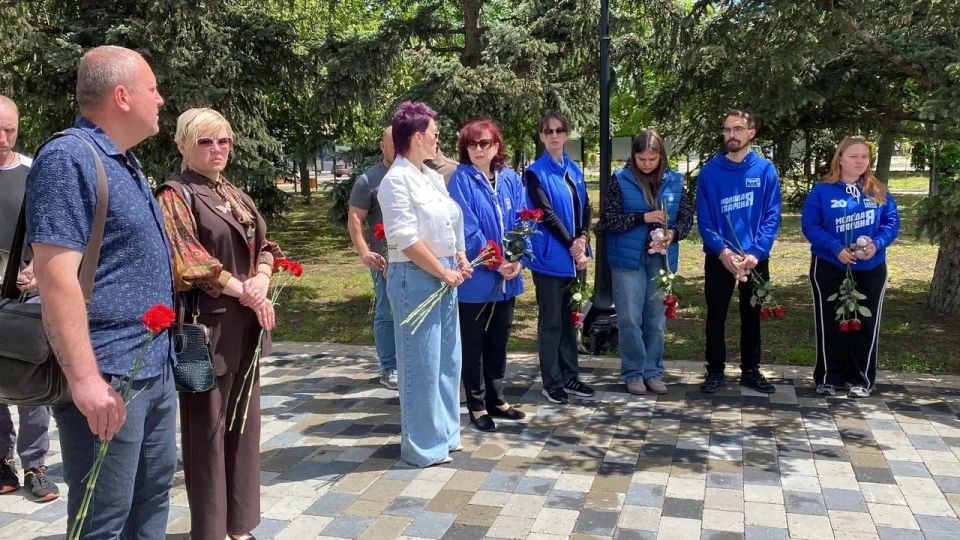 В Геническе почтили память ребенка, погибшего при ударе беспилотника ВСУ В Геническе почтили память ребенка, погибшего при ударе беспилотника ВСУ