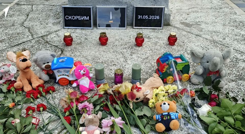 Первые Геническа возложили цветы в память о погибшем мальчике Первые Геническа возложили цветы в память о погибшем мальчике
