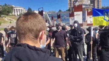 Енот из Херсона: Акции протеста на Украине демонстрируют двойные стандарты власти