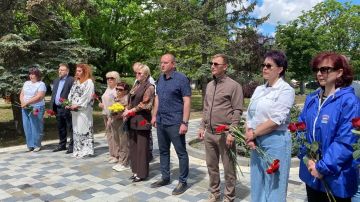 Сегодня у мемориала «Скорбящая мать» в Геническе почтили память пятилетнего мальчика, погибшего во время атаки беспилотников на жилой квартал