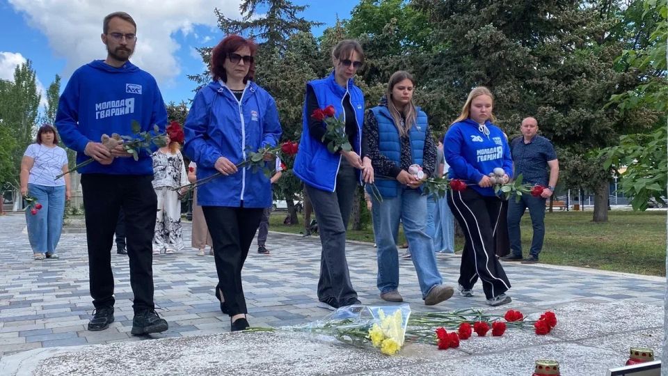 В Геническе почтили память ребёнка, погибшего при атаке беспилотников В Геническе почтили память ребёнка, погибшего при атаке беспилотников