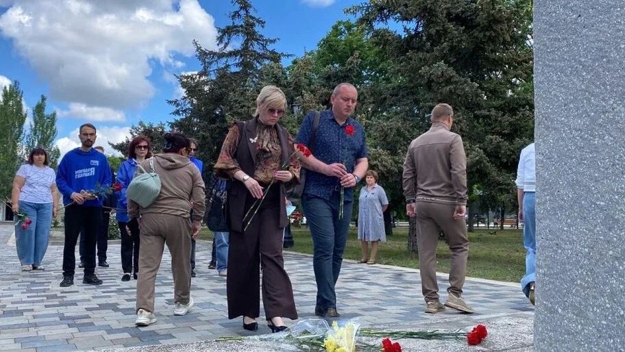 У мемориала «Скорбящая мать» в Геническе почтили память ребенка, погибшего при атаке БПЛА
