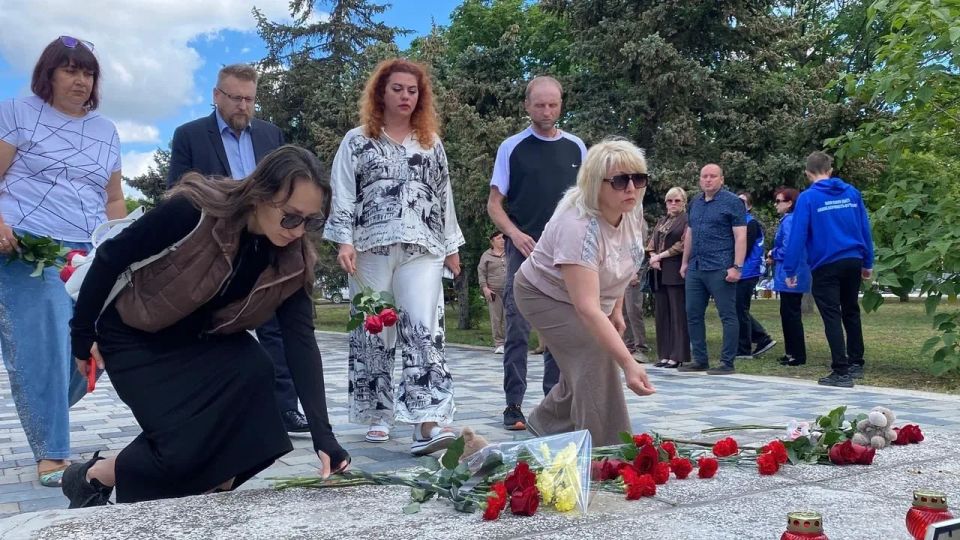 В Геническе почтили память ребёнка, погибшего при атаке беспилотника В Геническе почтили память ребёнка, погибшего при атаке беспилотника