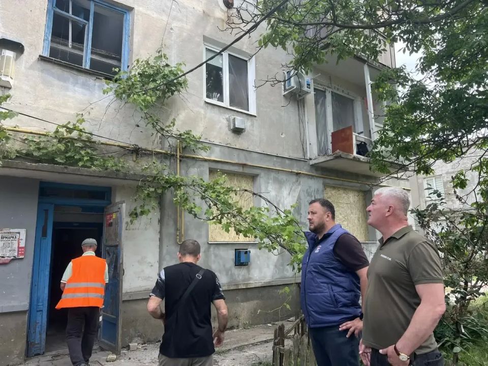 Волонтеры обеспечили горячим обедом рабочих на месте разбора последствий атаки БПЛА на жилые дома в Геническе
