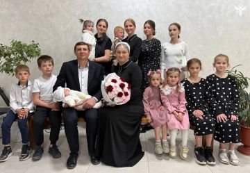 Владимир Путин вручил государственную награду матери 13 детей из Херсонской области Татьяне Колотун
