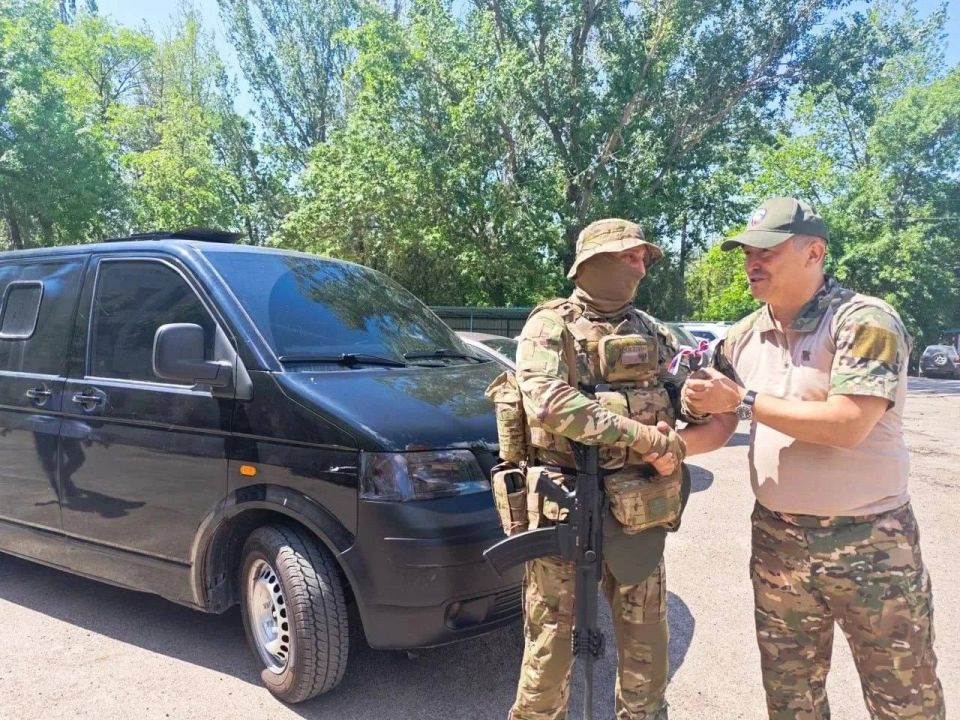 Депутат Херсонской облдумы Энвер Абдураимов передал бойцам бронированный автомобиль, антидроновые и маскировочные сети