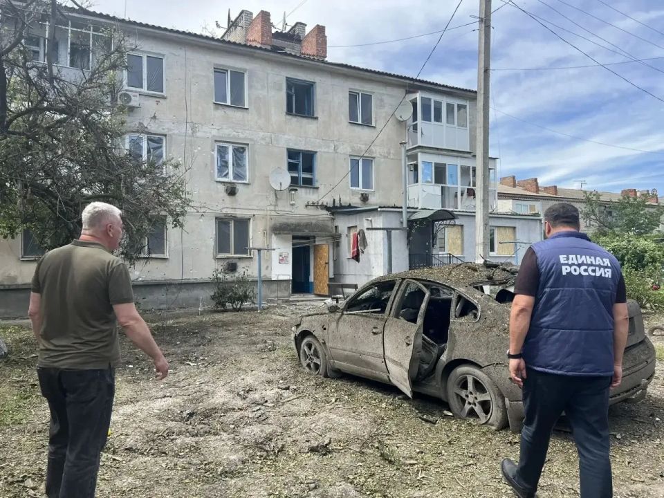 Волонтеры обеспечили горячим обедом рабочих на месте разбора последствий атаки БПЛА на жилые дома в Геническе Волонтеры обеспечили горячим обедом рабочих на месте разбора последствий атаки БПЛА на жилые дома в Геническе