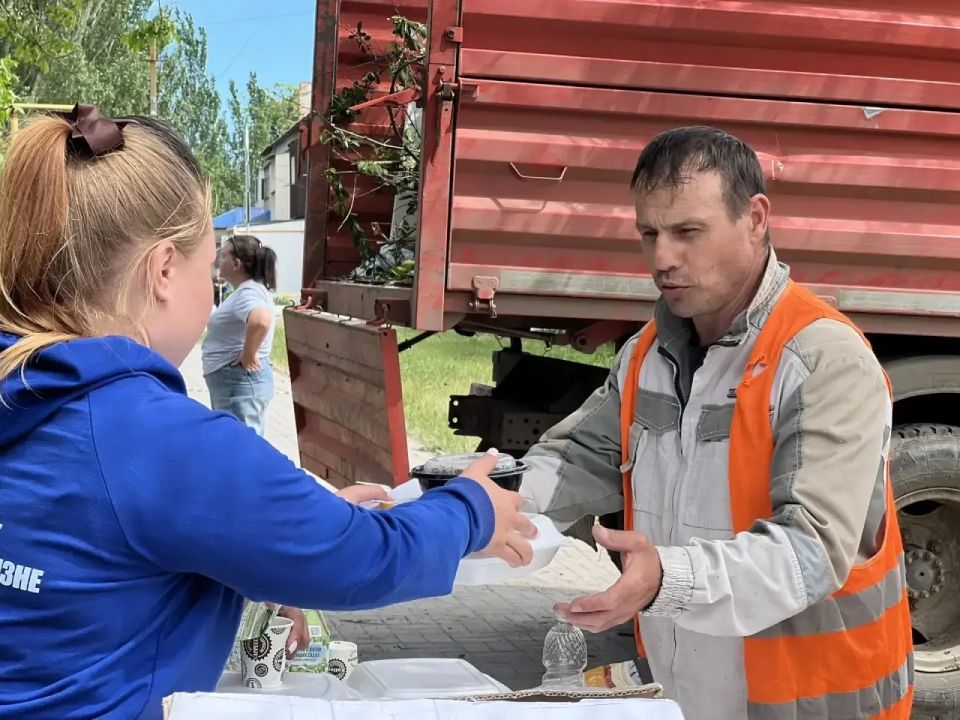 Волонтеры обеспечили горячим обедом рабочих на месте разбора последствий атаки БПЛА на жилые дома в Геническе Волонтеры обеспечили горячим обедом рабочих на месте разбора последствий атаки БПЛА на жилые дома в Геническе