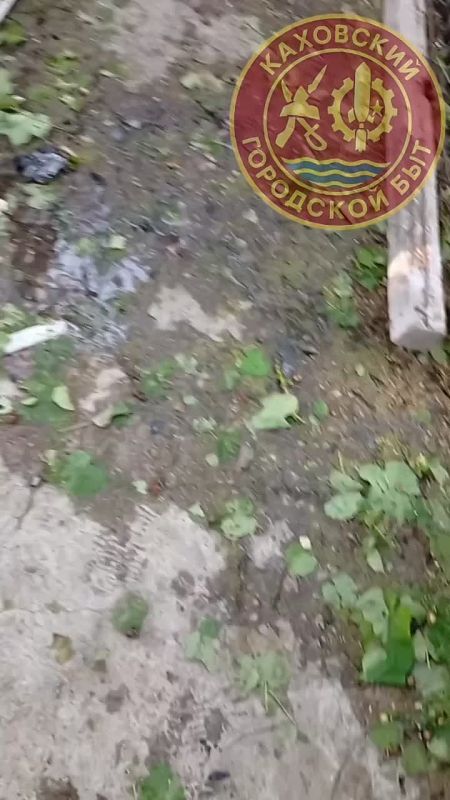 Каховка под огнем: уничтожен частный дом и техника (ВИДЕО)