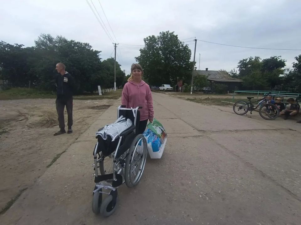 Волонтеры передали инвалидные коляски жителям Скадовского округа Волонтеры передали инвалидные коляски жителям Скадовского округа