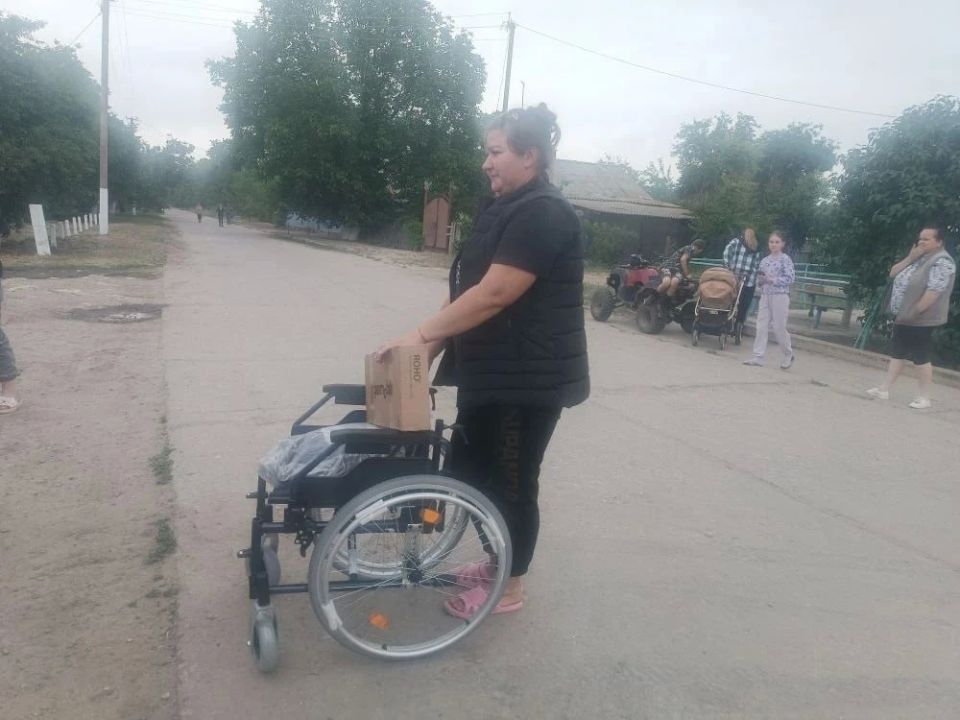 Волонтеры передали инвалидные коляски жителям Скадовского округа Волонтеры передали инвалидные коляски жителям Скадовского округа