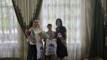 Надежда Бабешко: С профессиональным праздником поздравили социальных работников Ивановского округа представители Ивановского местного отделения Единой России, вручили им цветы и памятные подарки