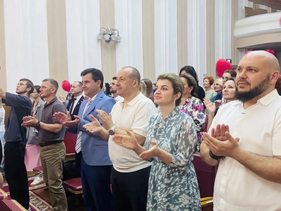 Сегодня в Геническом Доме культуры чествовали героев добрых дел — социальных работников Херсонской области Сегодня в Геническом Доме культуры чествовали героев добрых дел — социальных работников Херсонской области