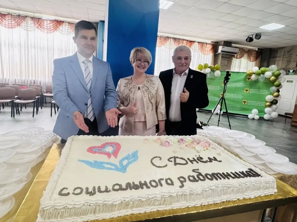 Сегодня в Геническом Доме культуры чествовали героев добрых дел — социальных работников Херсонской области Сегодня в Геническом Доме культуры чествовали героев добрых дел — социальных работников Херсонской области