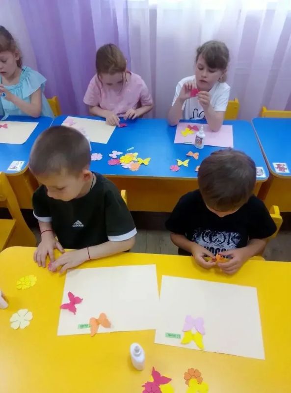 Творческое занятие ко Дню России в «Солнышке» Творческое занятие ко Дню России в «Солнышке»