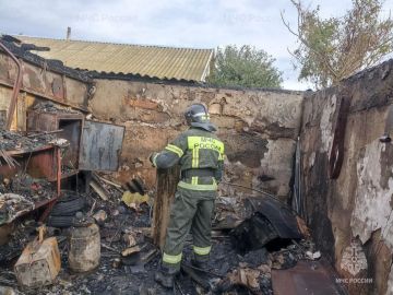 Спасатели МЧС России продолжают ликвидировать пожары в Херсонской области