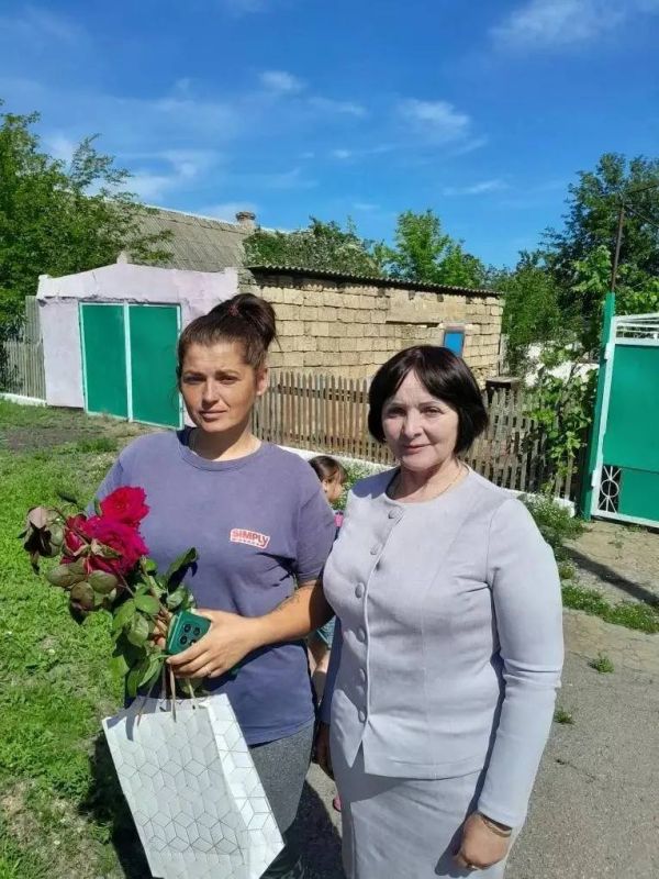 Сегодня в муниципальных округах Херсонской области поздравляли социальных работников с профессиональным праздником Сегодня в муниципальных округах Херсонской области поздравляли социальных работников с профессиональным праздником