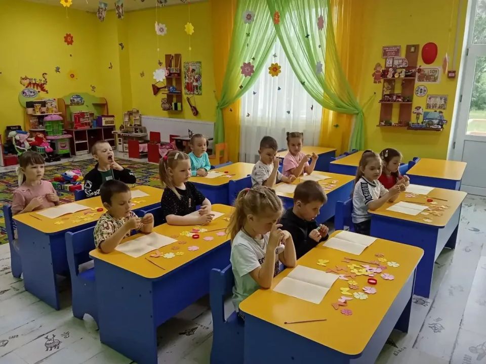 Творческое занятие ко Дню России в «Солнышке» Творческое занятие ко Дню России в «Солнышке»