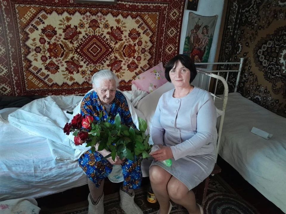 В Софиевке поздравили с Днем рождения долгожительницу В Софиевке поздравили с Днем рождения долгожительницу