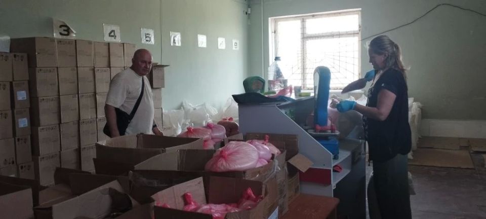 Более 800 продуктовых наборов было передано жителям пгт Любимовка Более 800 продуктовых наборов было передано жителям пгт Любимовка