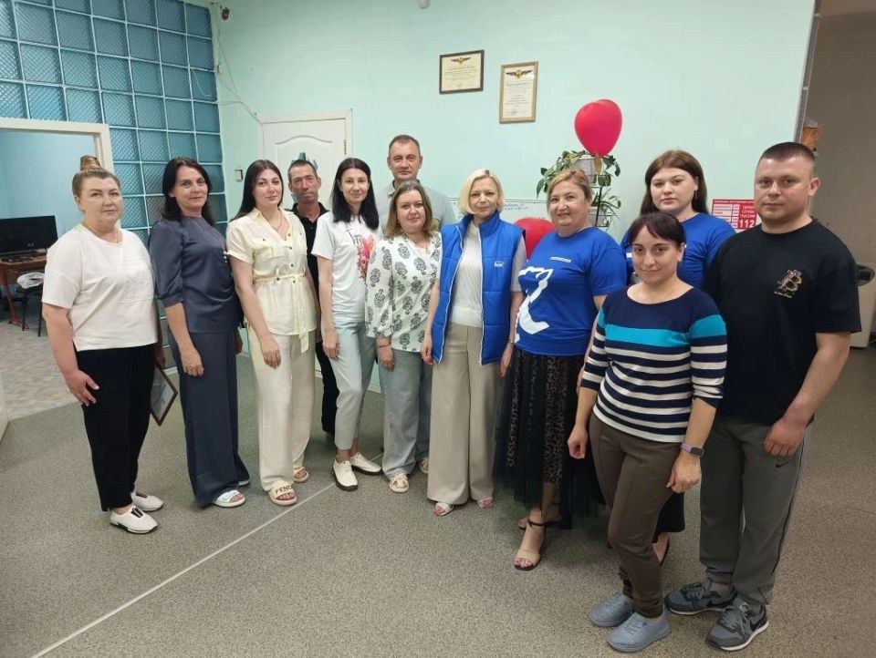 В День социального работника представители партии «Единая Россия» в пгт Чаплинка поздравили сотрудников учреждений социальной сферы с профессиональным праздником В День социального работника представители партии «Единая Россия» в пгт Чаплинка поздравили сотрудников учреждений социальной сферы с профессиональным праздником
