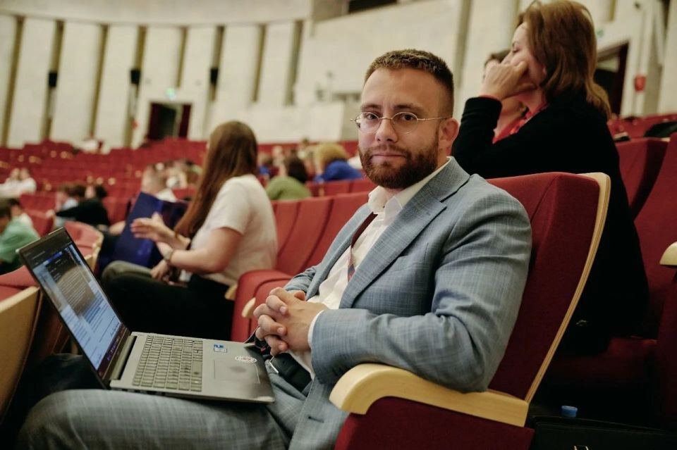 «Школа молодежной политики» от Росмолодежи — возможность узнать о ключевых вызовах и государственных задачах в сфере воспитания подрастающего поколения, познакомиться с коллегами из разных городов, узнать мнения экспертов по... «Школа молодежной политики» от Росмолодежи — возможность узнать о ключевых вызовах и государственных задачах в сфере воспитания подрастающего поколения, познакомиться с коллегами из разных городов, узнать мнения экспертов по...