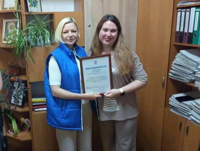 В День социального работника представители партии «Единая Россия» в пгт Чаплинка поздравили сотрудников учреждений социальной сферы с профессиональным праздником В День социального работника представители партии «Единая Россия» в пгт Чаплинка поздравили сотрудников учреждений социальной сферы с профессиональным праздником