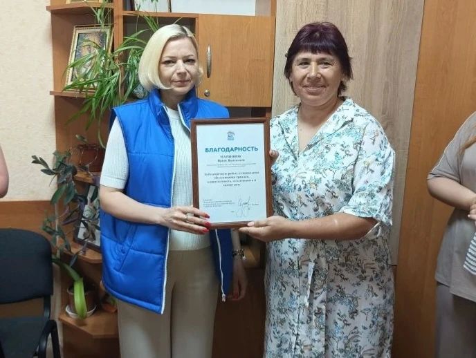 В День социального работника представители партии «Единая Россия» в пгт Чаплинка поздравили сотрудников учреждений социальной сферы с профессиональным праздником В День социального работника представители партии «Единая Россия» в пгт Чаплинка поздравили сотрудников учреждений социальной сферы с профессиональным праздником